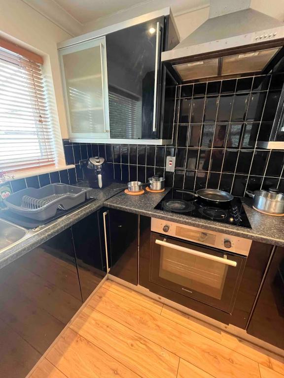 Kuchyň nebo kuchyňský kout v ubytování Luxury Home in Dublin WiFi TV B&B Close to City Centre