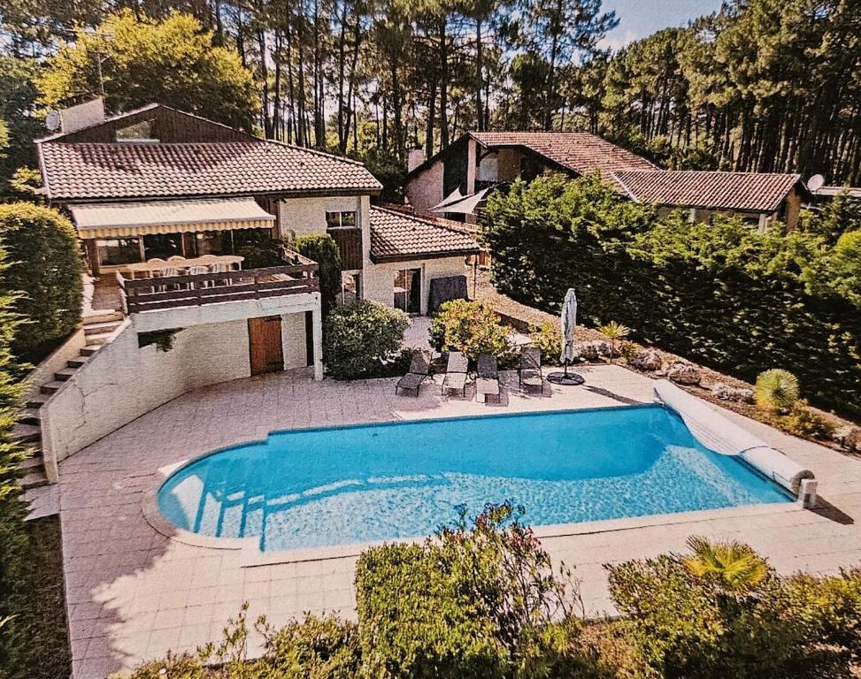 une vue aérienne d'une maison avec piscine dans l'établissement Villa Lou Lan, à Biscarrosse