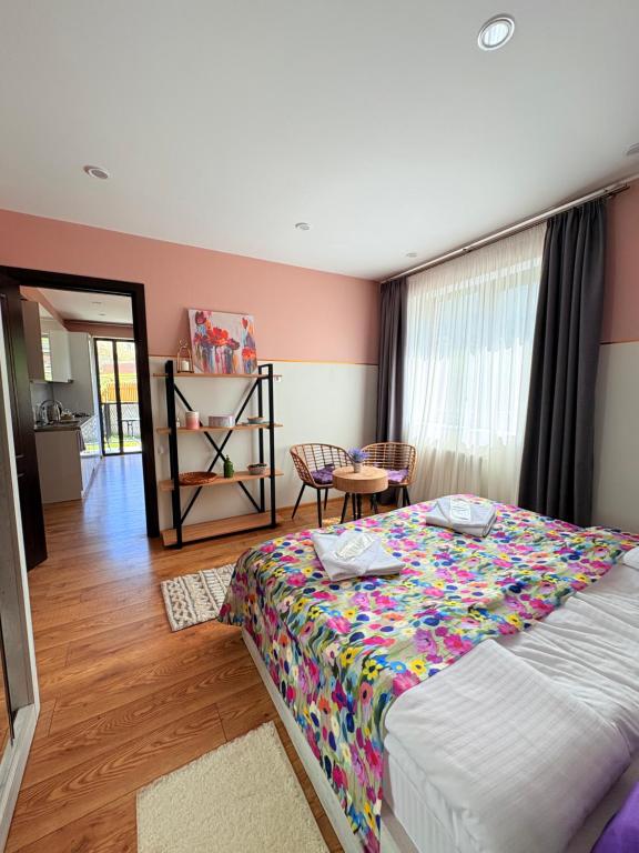 Postel nebo postele na pokoji v ubytování Devdaraki Apartments N 113