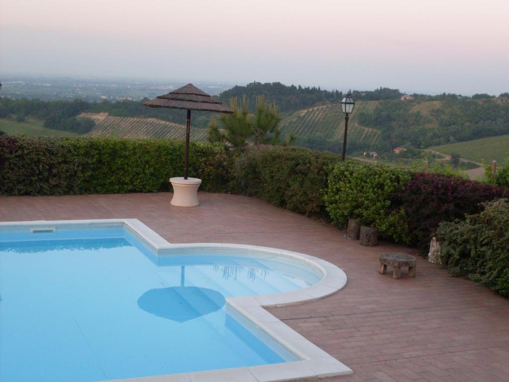 Basen w obiekcie Agriturismo Ca'de'Gatti lub w pobliżu