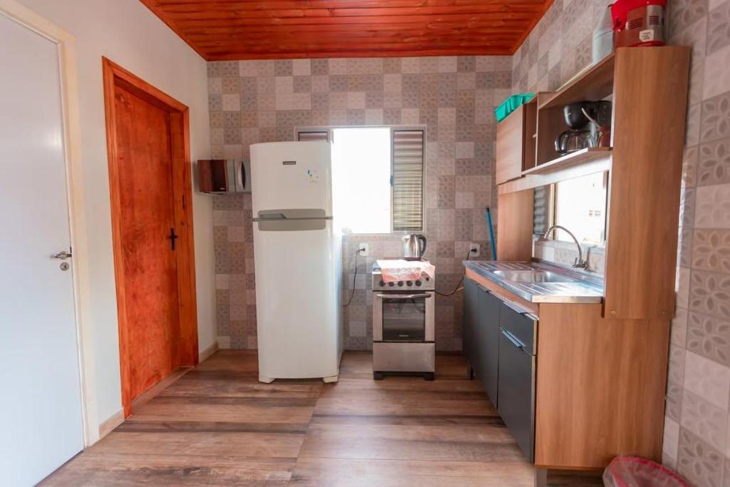 Kuchyň nebo kuchyňský kout v ubytování Flat segundo andar Confortável