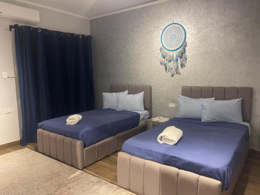 Postel nebo postele na pokoji v ubytování Downtown House Suites