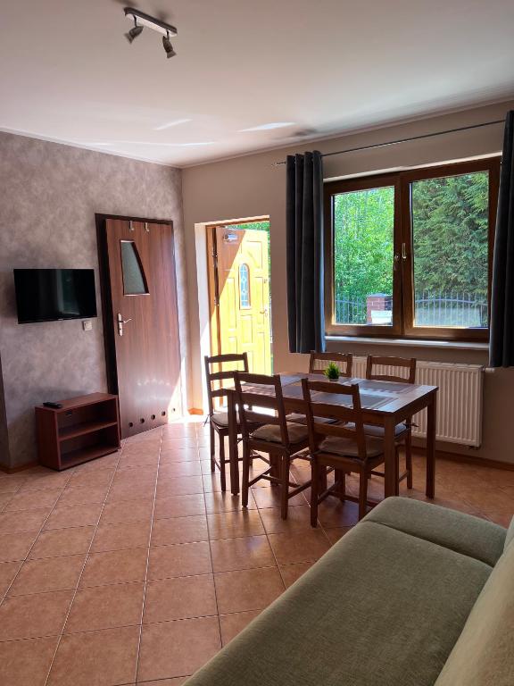 Televízia a/alebo spoločenská miestnosť v ubytovaní Apartamenty Amber Wyspa