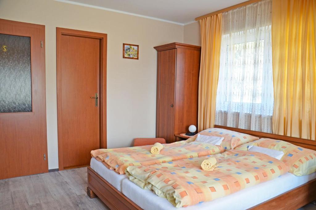 Postel nebo postele na pokoji v ubytování Penzion Pod Boubínem