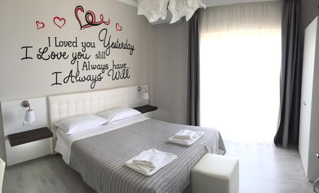 A bed or beds in a room at Athena Charming Rooms