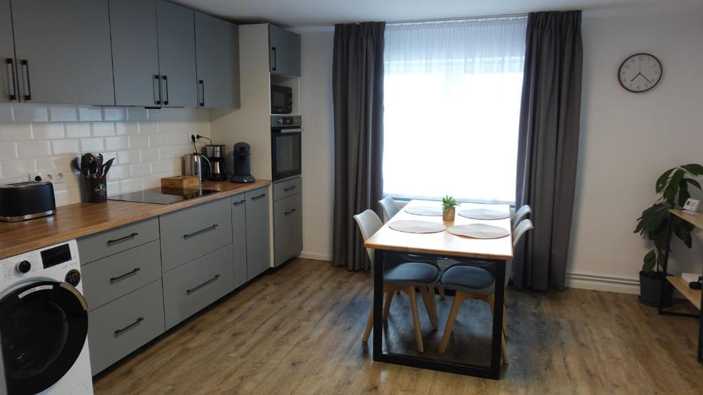 cocina con mesa y ventana en Casa Gruia, en Ocna Sibiului