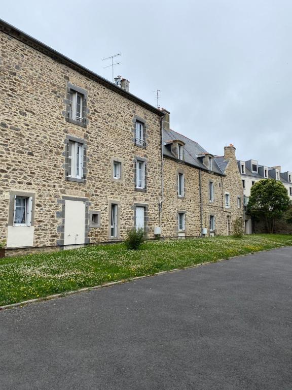 une rangée de bâtiments en briques avec une allée dans l'établissement Studio de la mer, à Saint-Malo