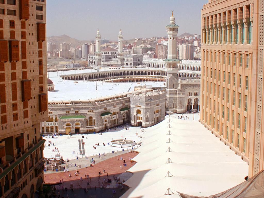met uitzicht op een straat met een witte tent bij Elaf Kinda Hotel in Mekka