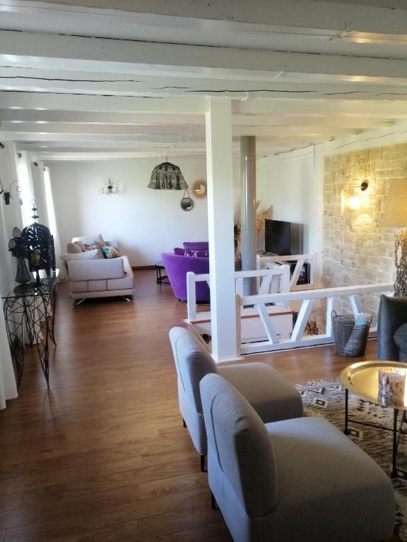 - un salon avec des canapés et une salle à manger dans l'établissement GÎTES COSY Ohnenheim 1-12 pers, maison Cosy 180m2 et maison Cosy2 54m2, à Ohnenheim