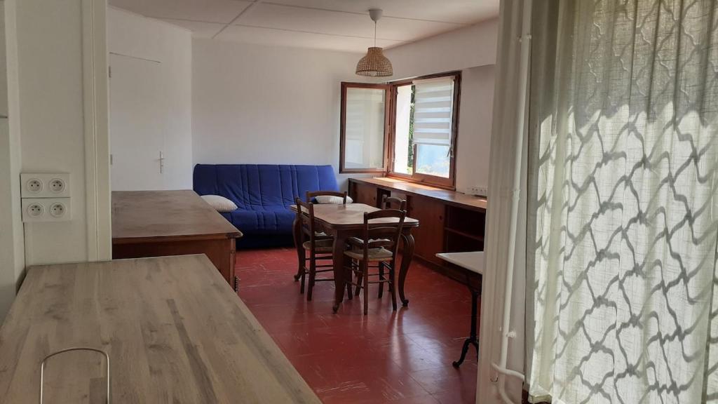 une cuisine et une salle à manger avec une table et des chaises dans l'établissement Large T2 nearby Grenoble and close to all services, à Corenc