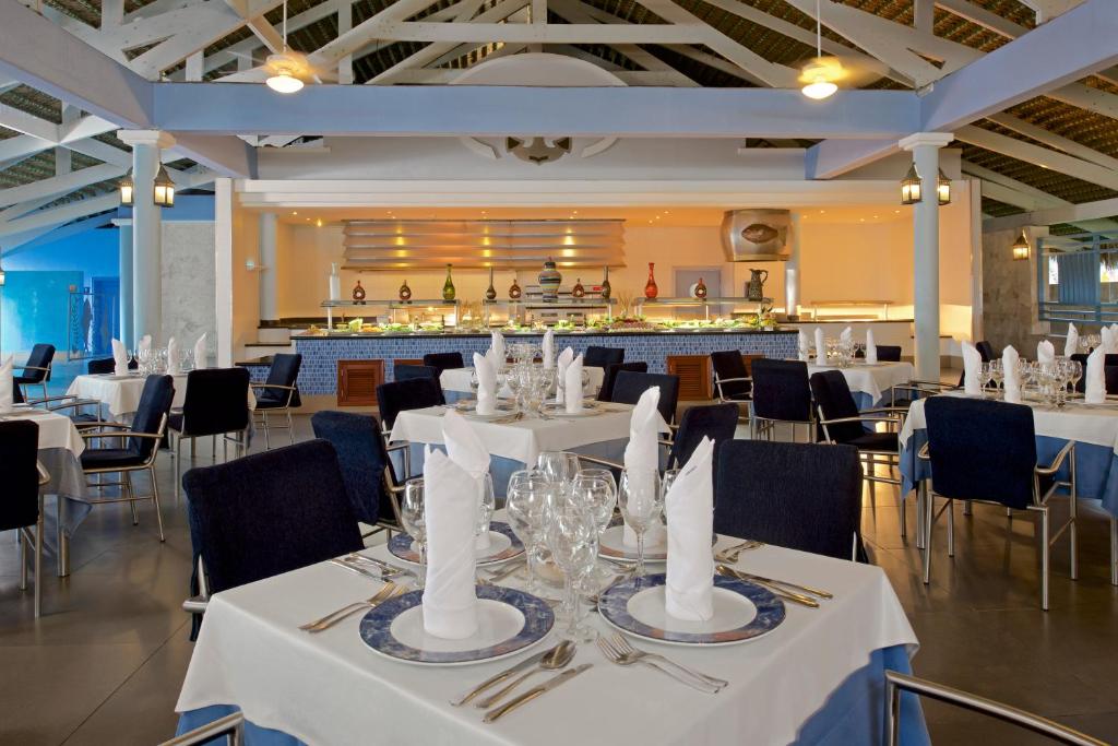 Restaurace v ubytování Iberostar Waves Dominicana - All Inclusive