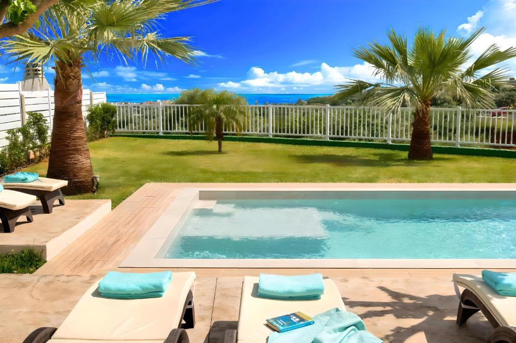 Bazén v ubytování Sunlight Villas Heated Pool nebo v jeho okolí