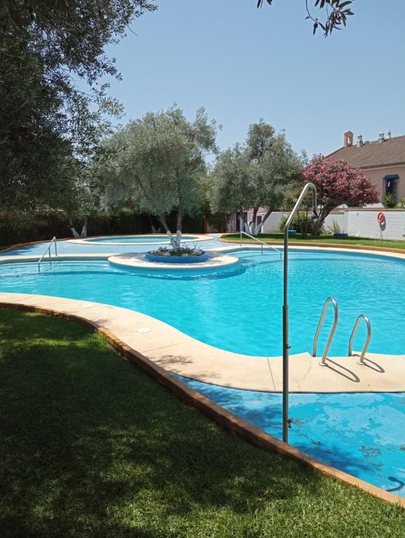 an empty swimming pool with a curved path around it at BRISAS VIP Tesoro in Valencina de la Concepción