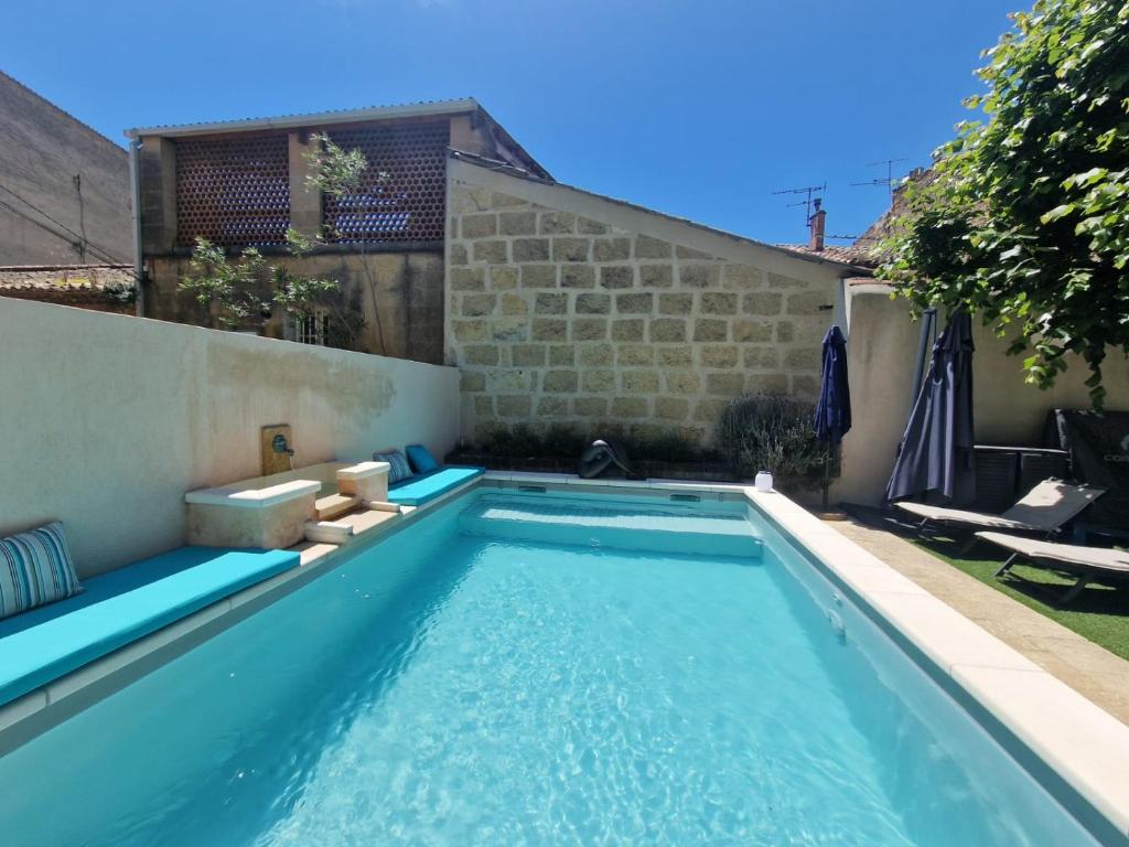 une piscine dans l'arrière-cour d'une maison dans l'établissement Magnifique maison de ville avec piscine au cœur de la Provence, à Salon-de-Provence