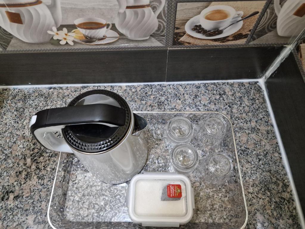 Sadržaji za pripremu kafe i čaja u objektu Basement Apartments
