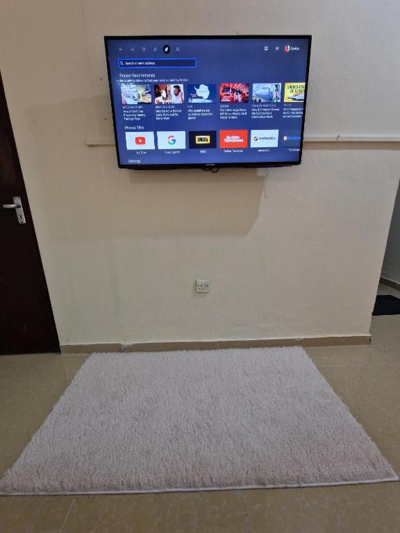 TV i/ili multimedijalni sistem u objektu Basement Apartments