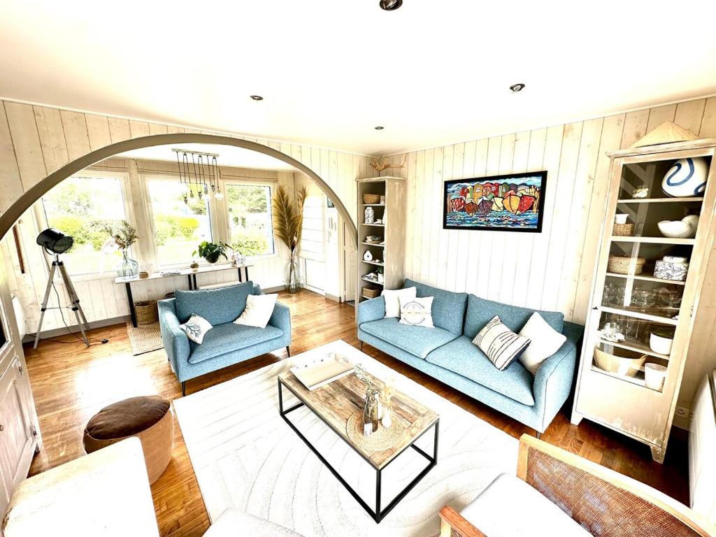 un salon avec deux canapés bleus et une table dans l'établissement Villa 