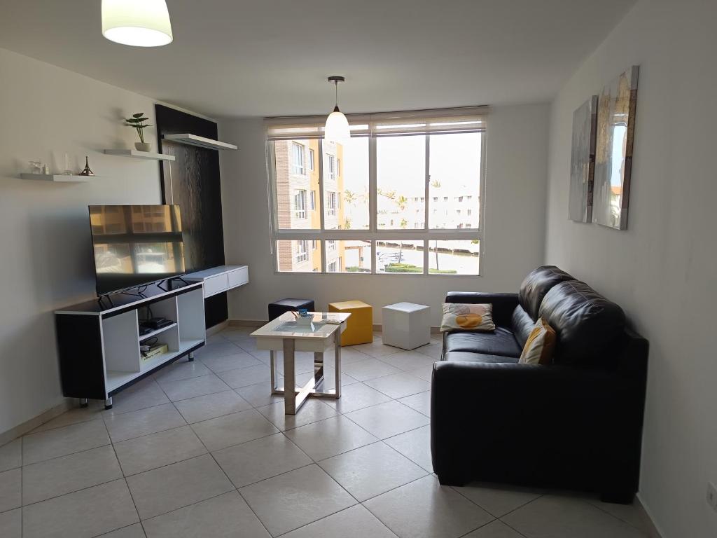 a living room with a couch and a table at Confortable apartamento en Marina del Rey Lecheria in El Morro de Barcelona