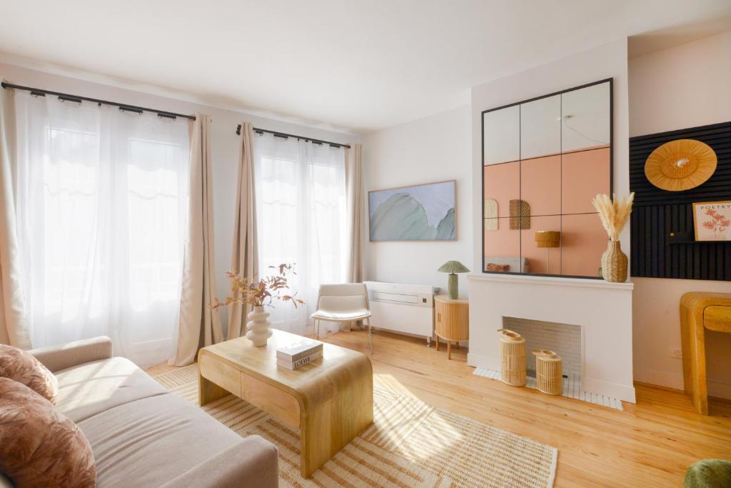 un salon avec un canapé et une cheminée dans l'établissement Casa, à Rouen