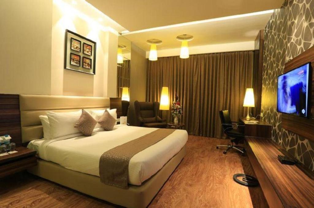 Giường trong phòng chung tại Hotel Gross Avlon Near Delhi Airport