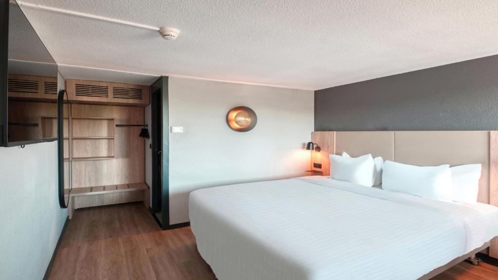 Campanile NATURE - Dreux - Superior Room - 1 King Bed