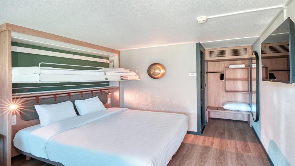 Campanile NATURE - Dreux - Standard Room - 1 Queen Bed 1 Bunk Bed