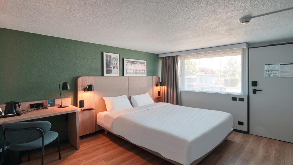 Postel nebo postele na pokoji v ubytování Campanile NATURE - Dreux