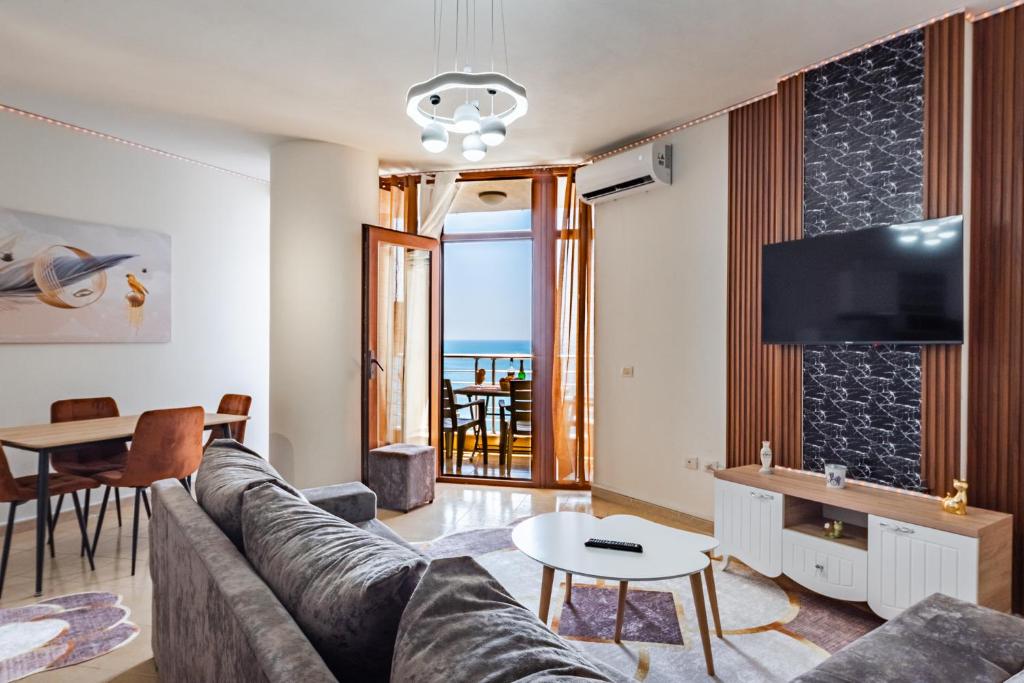 TV a/nebo společenská místnost v ubytování Aria Seaside Tranquility Apartments