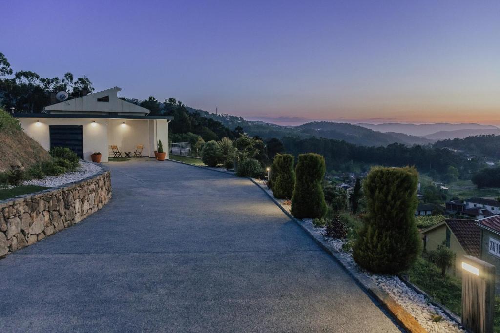 une allée menant à une maison avec une montagne dans l'établissement Villa Cantinho da Cavadinha, à Arouca