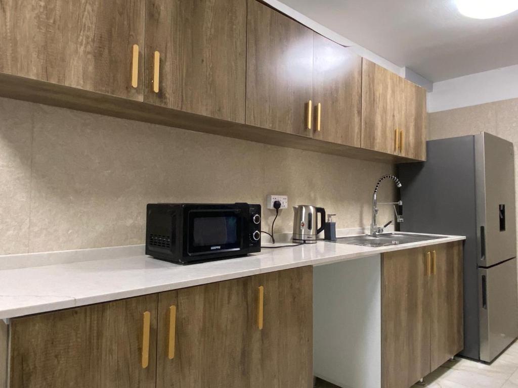 eine Mikrowelle auf einer Theke in einer Küche in der Unterkunft Garden Residence in Dubai