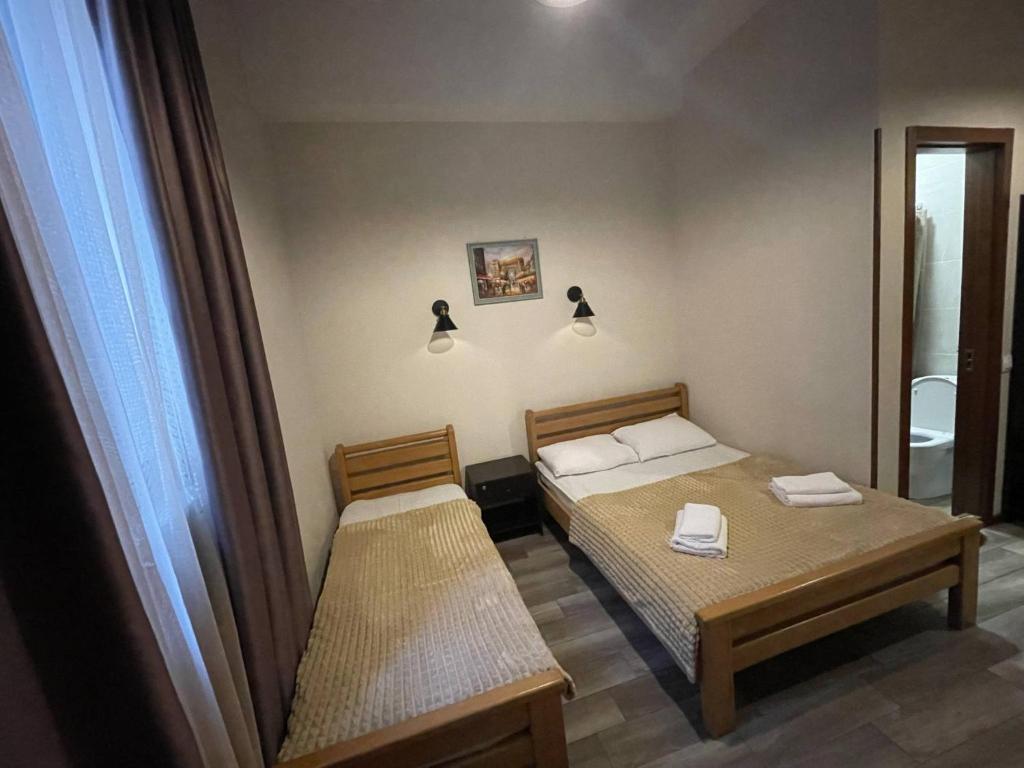 Postel nebo postele na pokoji v ubytování Guest House Lion