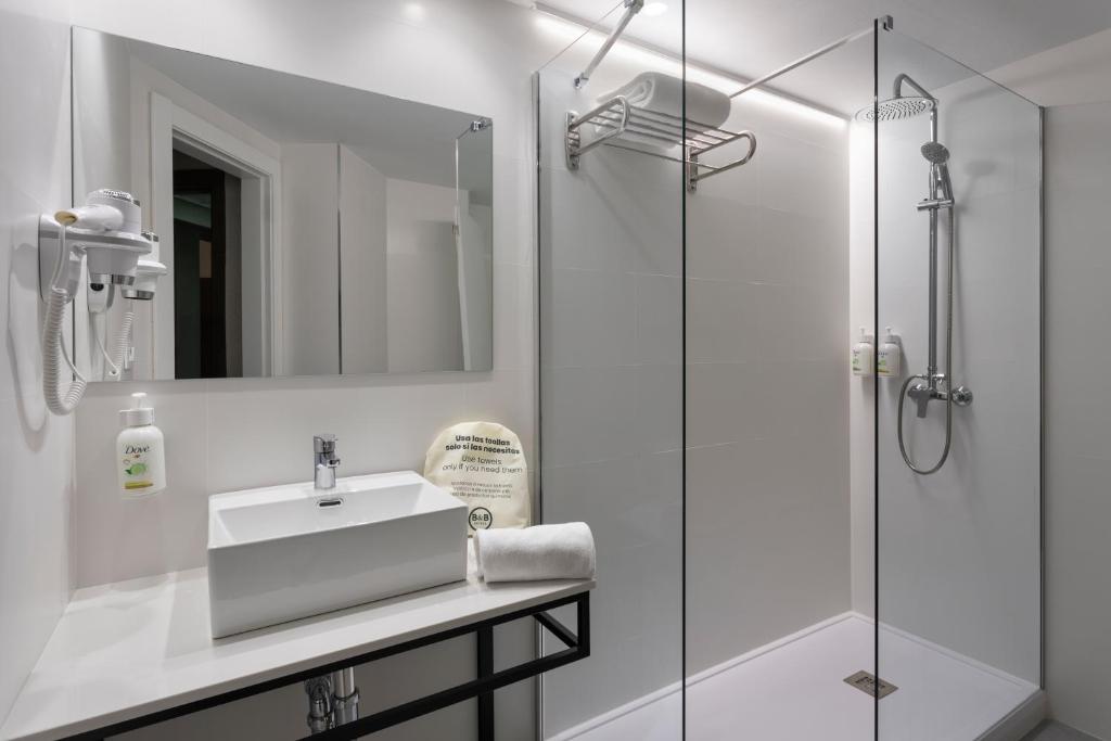 B&B HOTEL Zaragoza Royal - Resim 3