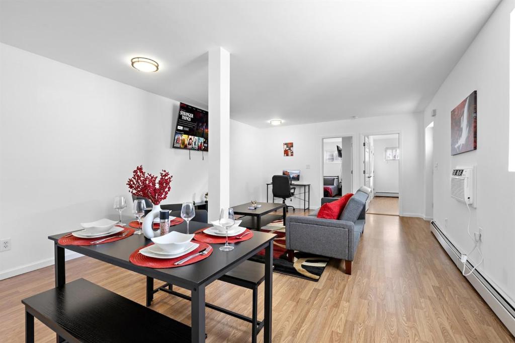 Un televizor și/sau centru de divertisment la Cozy Family Getaway - NYC & NWK with free parking