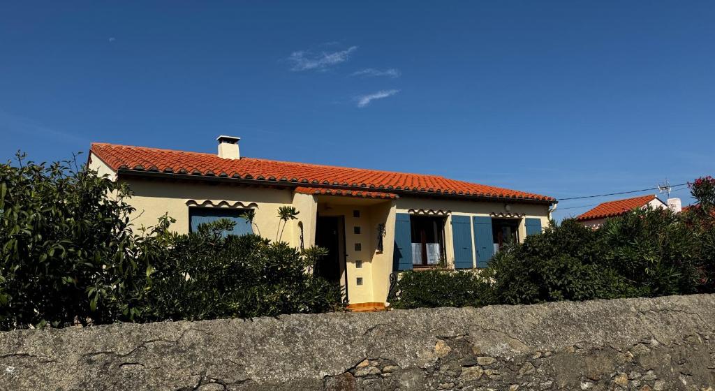 a yellow house with a red roof at Détente au soleil in Sorède