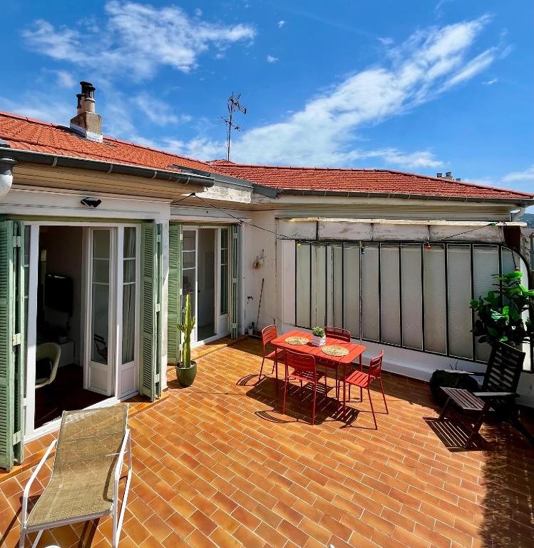 une terrasse avec une table et des chaises dans une maison dans l'établissement Exclusive Top Floor - Love Suite, à Nice