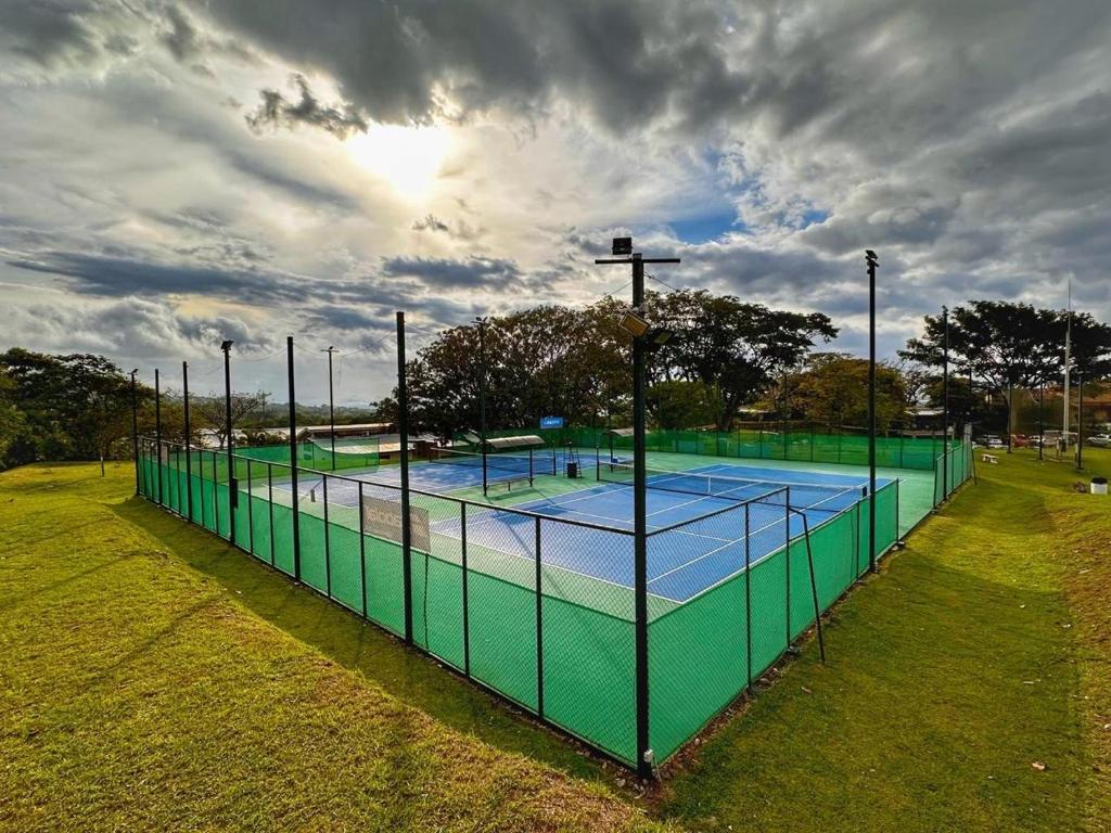 Tenis a/nebo squash v ubytování CR MARIPOSA RENTALS Lakeview PENTHOUSE with office space, pool, gym, tennis nebo okolí