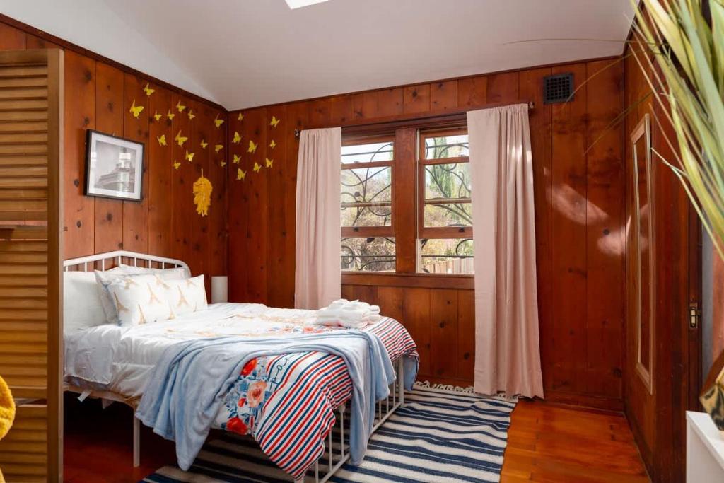 une chambre avec un lit et une fenêtre dans l'établissement Charming Garden Cottage & Walk to UC & BART & Parking, à Berkeley