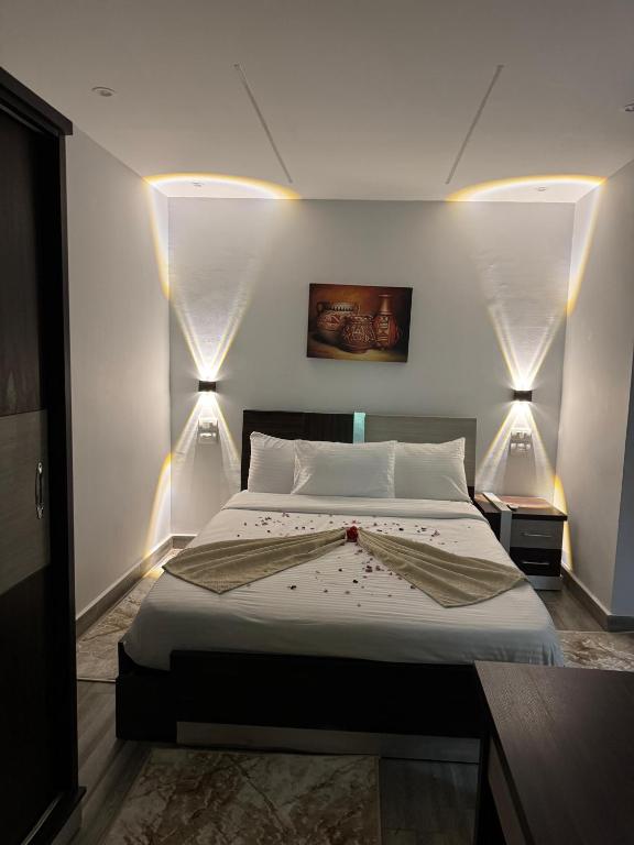 Postel nebo postele na pokoji v ubytování Kayan Pyramids Hotel