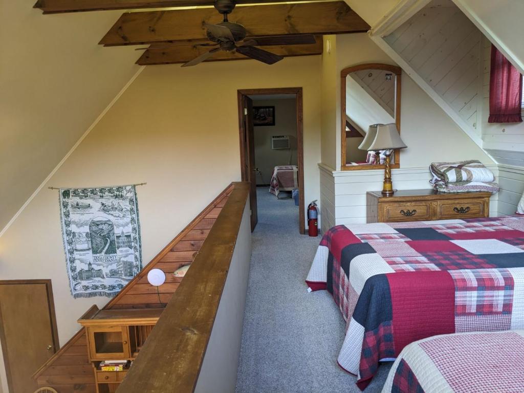 Postel nebo postele na pokoji v ubytování Rough Cut Lodge