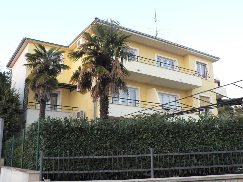 Apartments with parking space Pula - 23335