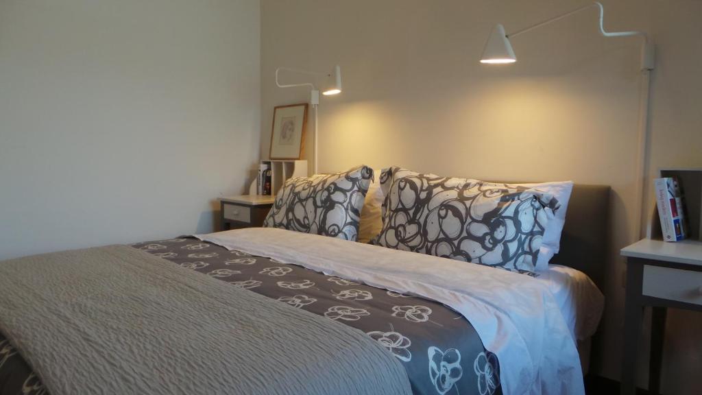 蘭柯的住宿－Ranco Villa - 14006，一间卧室配有蓝色和白色床单