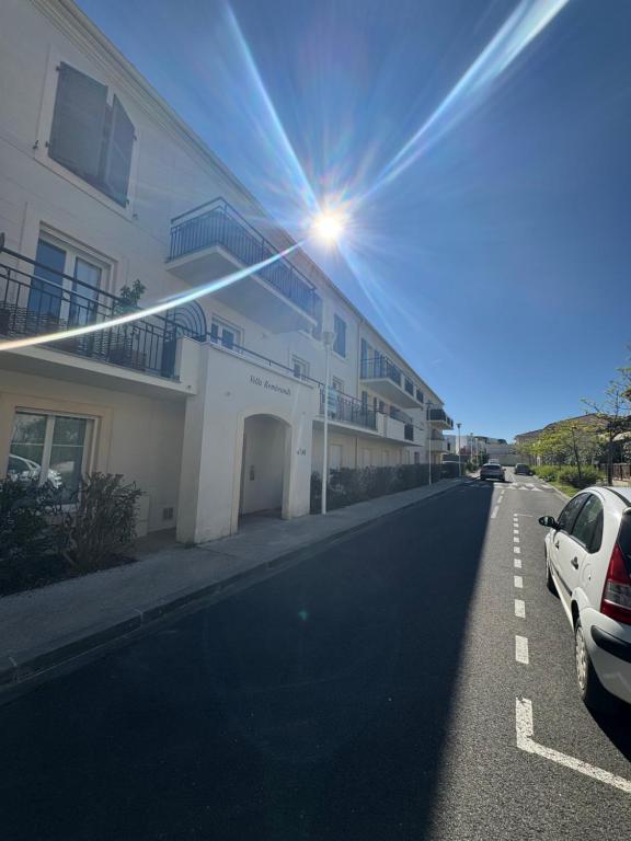a car parked on a street next to a building at Appartement chaleureux Bordeaux in Villenave-dʼOrnon
