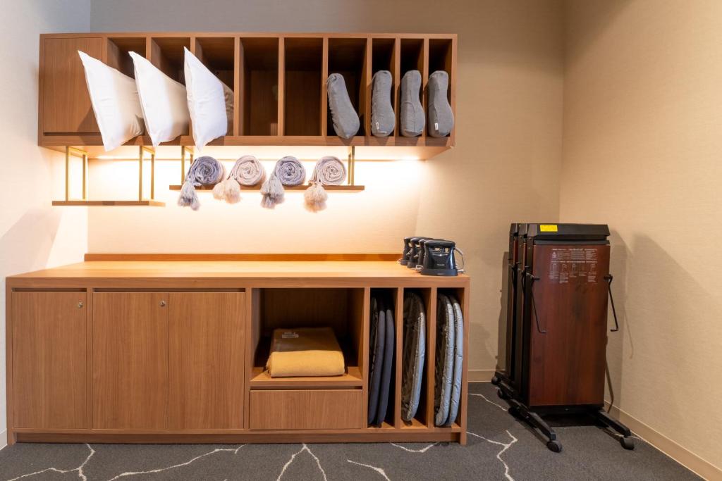 宫崎宫崎站前里士满酒店的更衣室里有带棒球装备的休息区