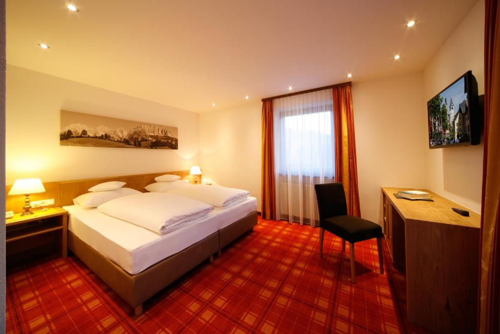 A bed or beds in a room at Hotel Resch