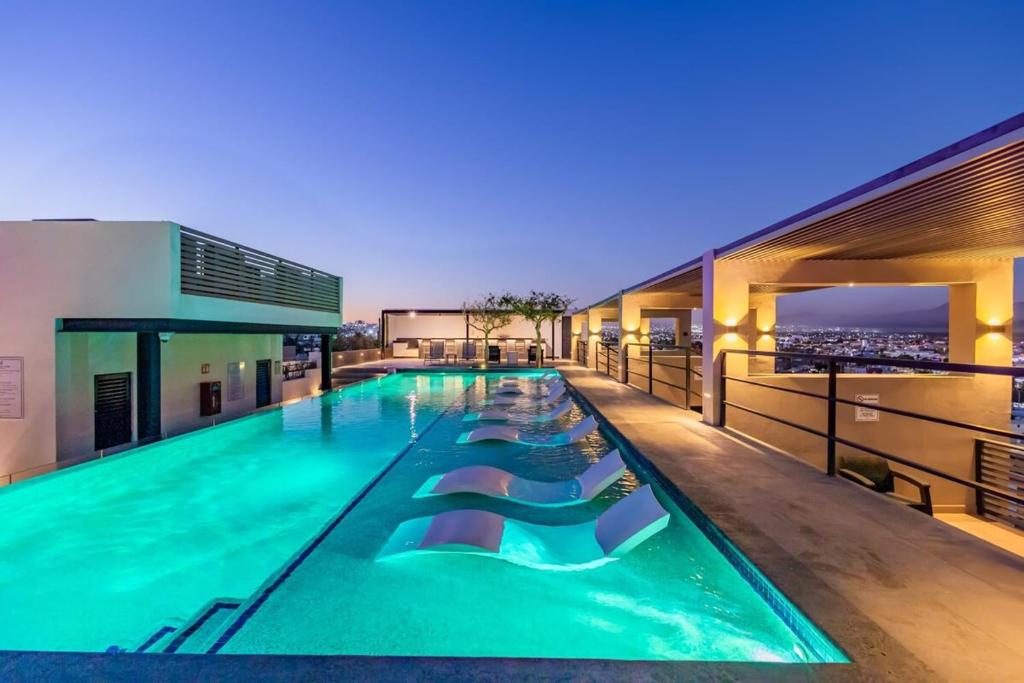 una piscina sul tetto di un edificio di Cabo Penthouse Rooftop Pool Walk to Marina a Cabo San Lucas