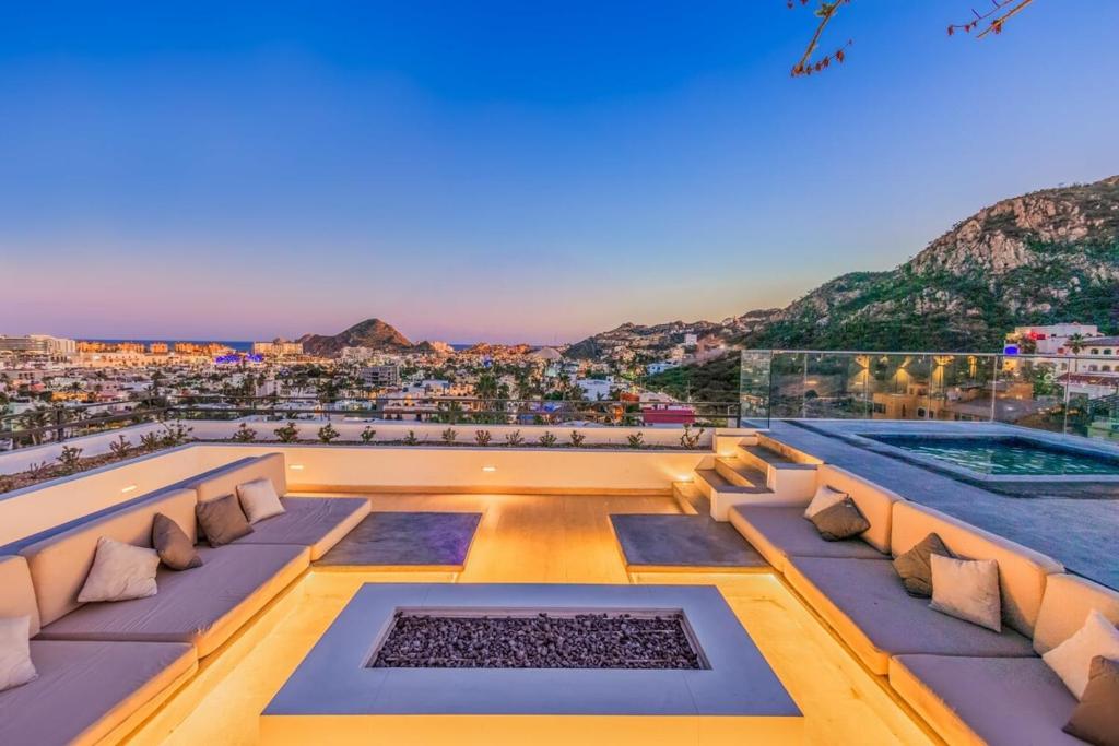 カボ・サン・ルーカスにあるCabo Penthouse Rooftop Pool Walk to Marinaの市の景色を望む家