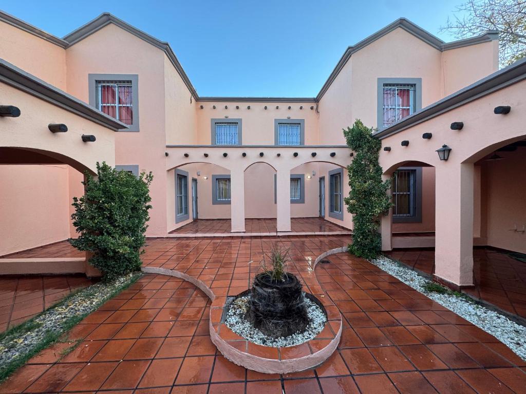 Un patio de una casa con una fuente en Duplex Paraiso, en Villa Nueva