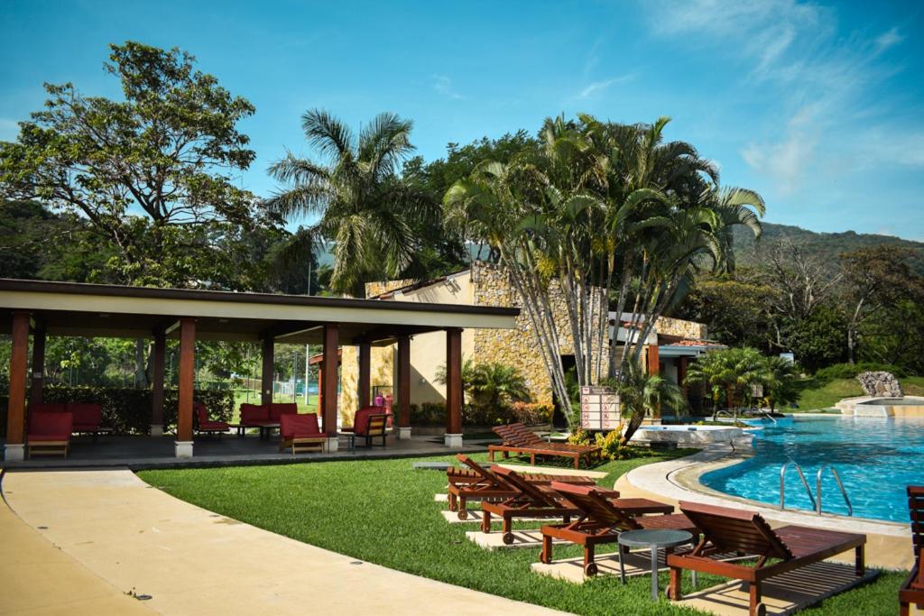 COSTA RICA, Apartamento en condominio Avalon Country Club,Santa Ana, terraza,balcon, restaurante, piscina, tenis,gimnasio - Housity