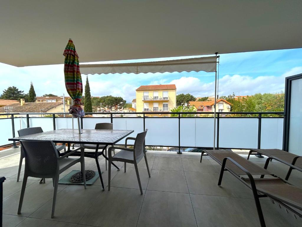 Photo de la galerie de l'établissement Appartement Confortable avec Terrasse et Parking Près de la Plage - FR-1-837-15, à Argelès-sur-Mer