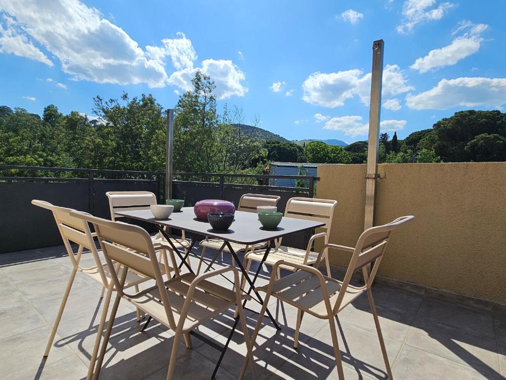 une table et des chaises sur une terrasse avec vue dans l'établissement Banyuls-sur-Mer: Appartement pour 5 pers. avec terrasse, calme et parking sécurisé - FR-1-309-516, à Banyuls-sur-Mer